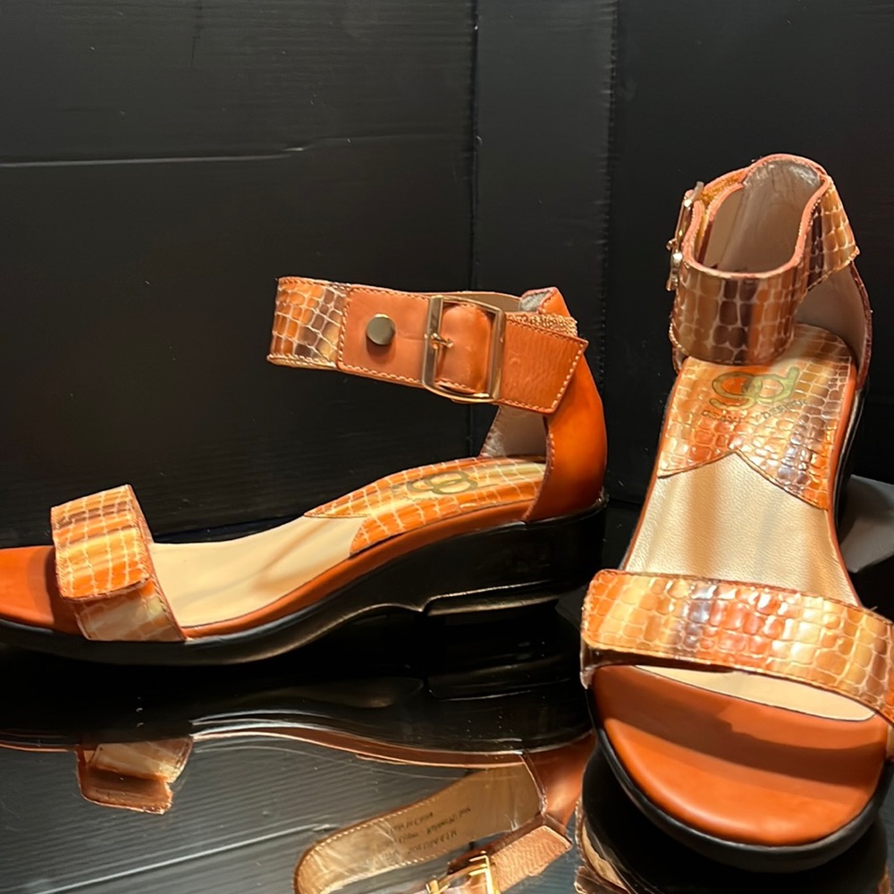 Gravity Defyer Burnt Orange, Brown, & Gold Leather Snake Embossed Low Wedges